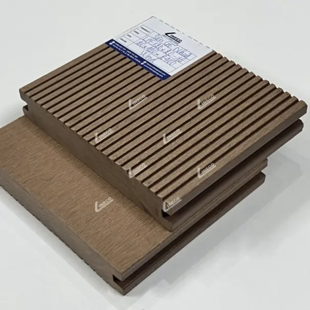 Sàn nhựa gỗ ngoài trời Loại đặc ruột chịu lực tốt